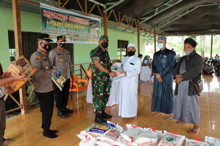 Tak Kenal Lelah Kapolres Bersama Dandim Simalungun Dihari Libur Tetap Laksanakan Vaksin Di Ponpes An-Nur
