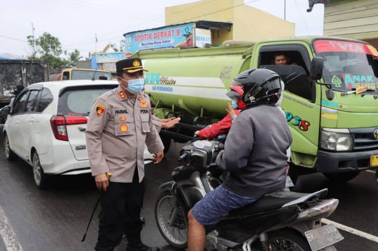 Kapolres Pelabuhan Belawan Menjadi Pengatur Lalulintas Di Hamparan Perak