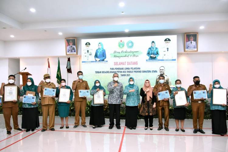 Nawal Lubis Serahkan Hadiah Bagi Para Pemenang Lomba PTP2W-KSS Provsu Tahun 2021