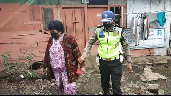 Personel Satlantas Polres Padangsidimpuan Jemput Lansia untuk Vaksinasi