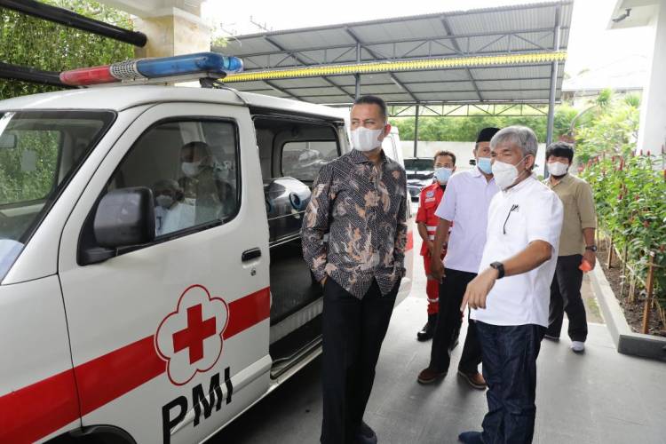 Musa Rajekshah Serahkan Satu Unit Mobil Jenazah, ini Harapan Wagubsu Untuk PMI Marelan