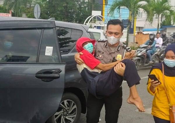 Briptu Hari Hariyanto Sampai Gendong Warga Disabilitas untuk Sukseskan Vaksinasi