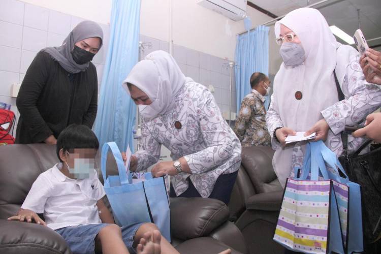 Nawal Lubis Beri Semangat Anak-Anak Penderita Kanker