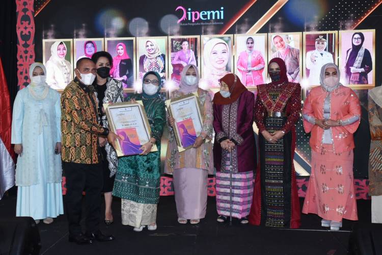 Nawal Raih Anugerah Penghargaan  Perempuan Inspirasi Indonesia 2021