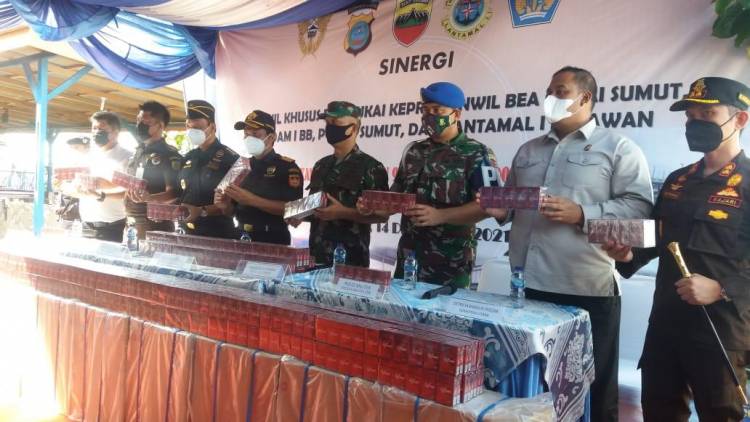 Tim Bea dan Cukai Provsu dan Bea Cukai Kanwil Riau Gagalkan Penyeludupan Rokok Ilegal