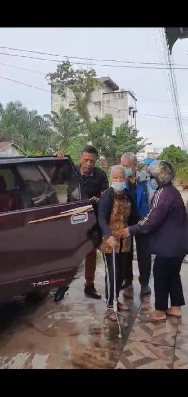 Aksi Humanis Personil Polres Asahan Gunakan Mobil Pribadi Antar Jemput Warga Untuk Vaksin
