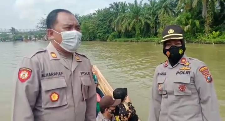 Waka Polres Asahan Bersama Personil Naik Sampan ke Desa Padang Mahondang