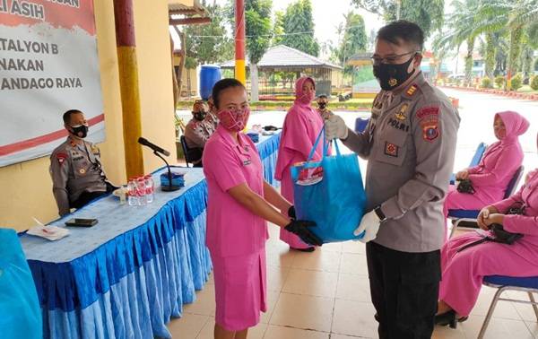 Brimob Sumut Serahkan Tali Asih Keluarga Personil Penugasan Operasi