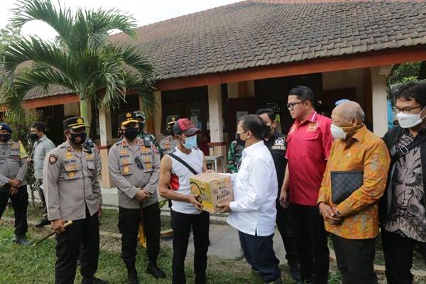 Kapolda Jatim Tinjau Tempat Pengungsian Erupsi Semeru