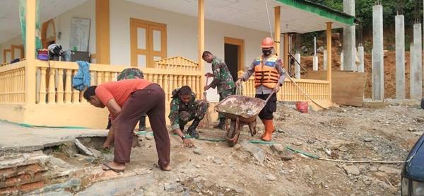Sinergitas TNI Polri Bersihkan Dampak Banjir Madina