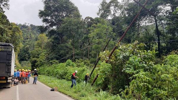 61 Petugas PLN Diturunkan Atasi Gangguan Aliran Listrik di Sidempuan