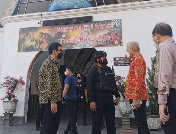 Ini Cara Brimob Polda Sumut Berikan Kenyamanan Saat Beribadah saat Perayaan Natal