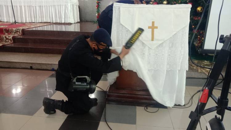 Jelang Misa Natal, Brimob Sterilisasi Gereja di Medan