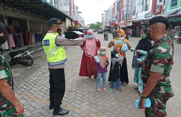 Brimob Polda Sumut Bagikan Masker Kepada Masyarakat di Medan Johor
