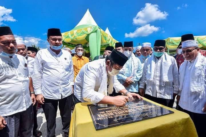 Warga Sambut Kedatangan Walikota Dalam Rangka Peresmian Rumah Allah