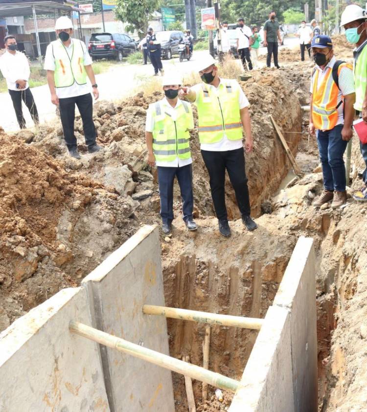 Wali Kota Medan Tinjau Pemasangan U-Ditch di Jalan Karya Wisata, Medan Johor