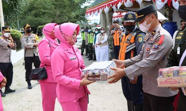 Bhayangkari Sergai Bagikan Bingkisan untuk Petugas Pos Pam Ops Lilin Toba 2021