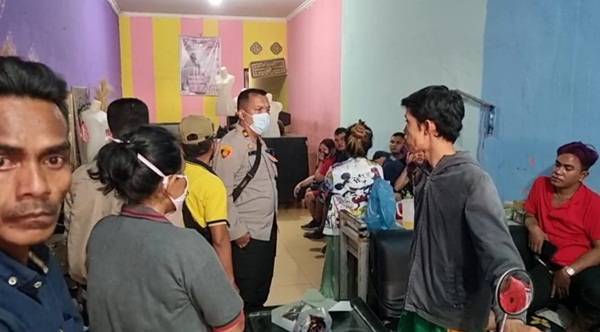 Diduga Sarang Maksiat, Emak-emak Geruduk Salon di Medan Labuhan