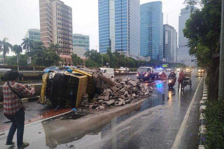 Dubrakkk! Kecelakaan Tunggal Kembali Terjadi di Jalan Gatot Subroto