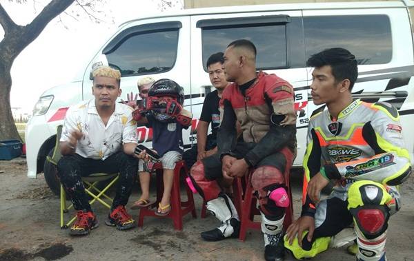 YouTuber Nodie Wakgenk Wujudkan Impian 2 Pembalap Vespa Kota Medan ke Tingkat Nasional