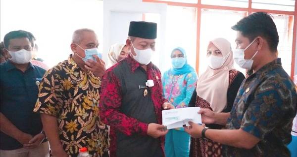 Pemkot Tanjungbalai Serahkan JKN KIS untuk Warga Kurang Mampu