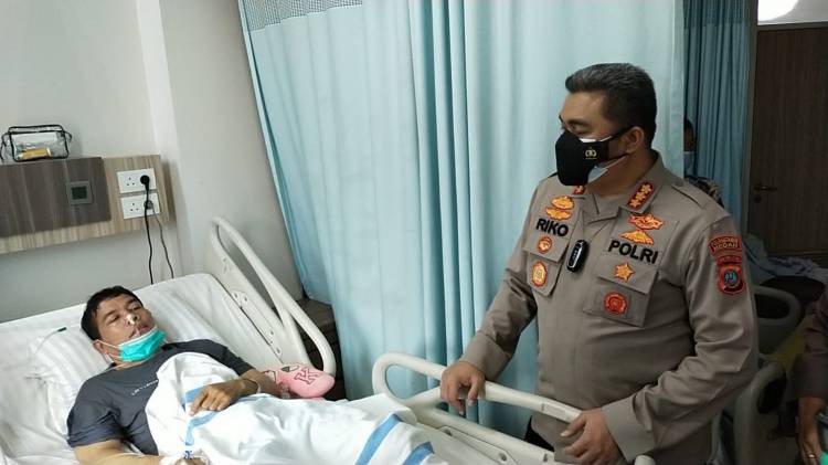 Kapolrestabes Medan, Kombes Pol Riko Sunarko Jengguk Aiptu Ramlen Yang Terserang Stroke Saat PAM Vaksinasi