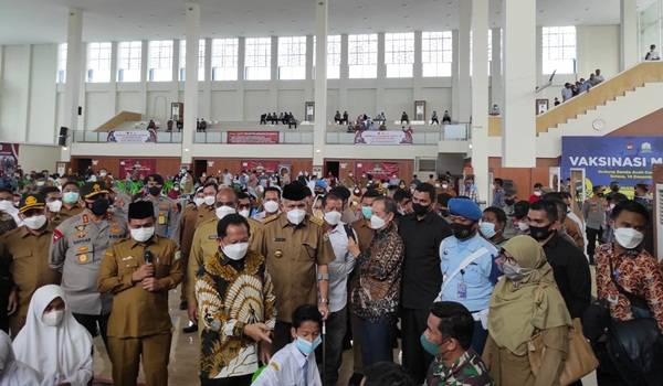 Mendagri Tinjau Langsung  Serbuan Vaksinasi di Banda Aceh Convention Hall