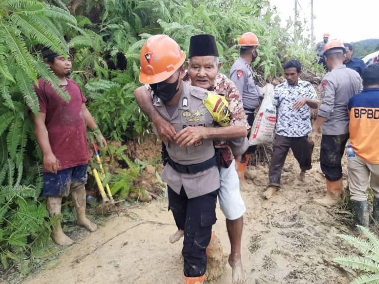 Brimob Polda Sumut,lakukan Pembersihan Tanah Longsor di Desa Arse Jae