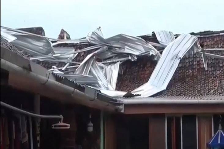 Hujan Deras Disertai Angin Kencang, 2 Rumah di Ponorogo Porak Poranda