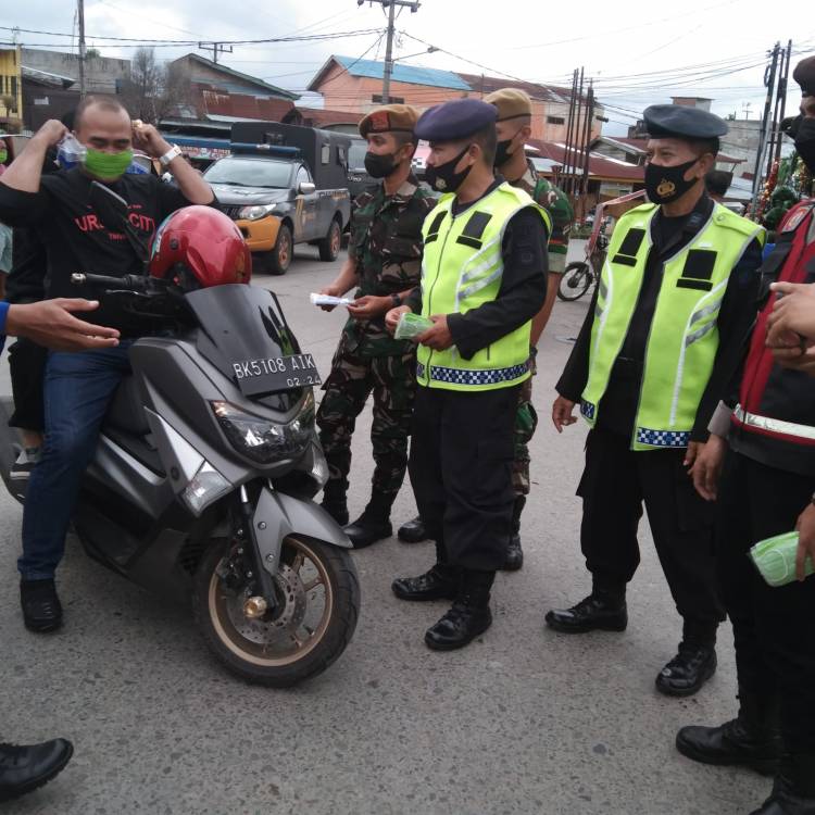 Brimob Polda Sumut Bagikan Masker Kepada Masyarakat