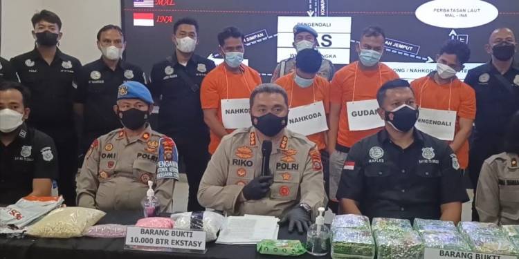 Gagalkan 13 Kg Sabu dan 10.000 Butir Pil Ekstasi Bernilai Ratusan Miliar