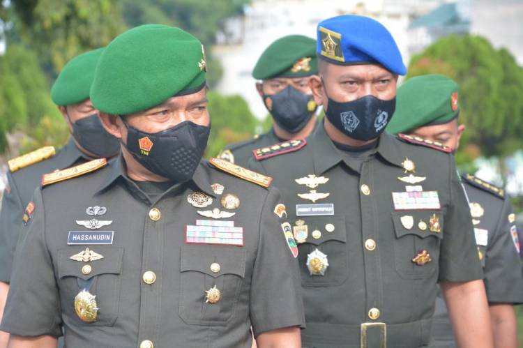 Mayjen TNI Hassanudin, SIP, MM Pimpin Ziarah Rombongan Ke TMP Bukit Barisan