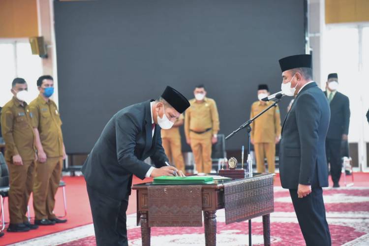 Humarkar Ritonga Dilantik Gubsu menjadi Direktur Administrasi dan Keuangan PDAM Tirtanadi.