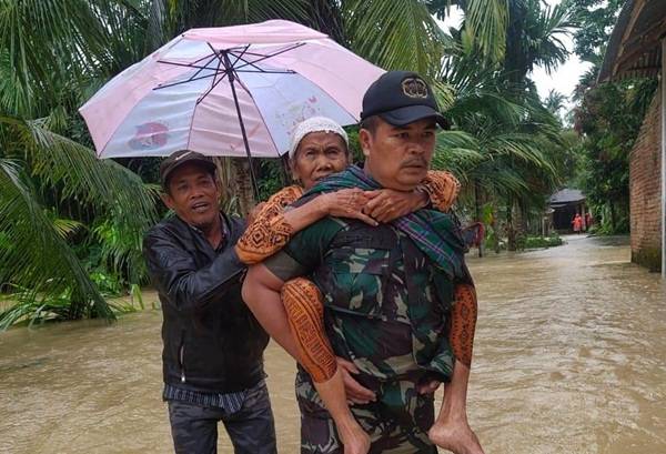 Puluhan Rumah di Pariaman Terendam Banjir, Ini yang Segera Dilakukan Babinsa Jajaran Kodim Setempat