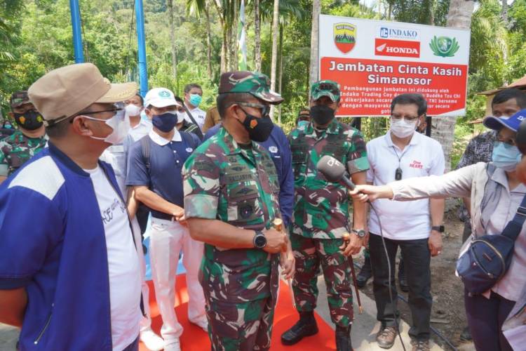 Mayjen TNI Hassanudin, SIP,  MM Resmikan Jembatan Gantung di Wilayah Korem 023/KS