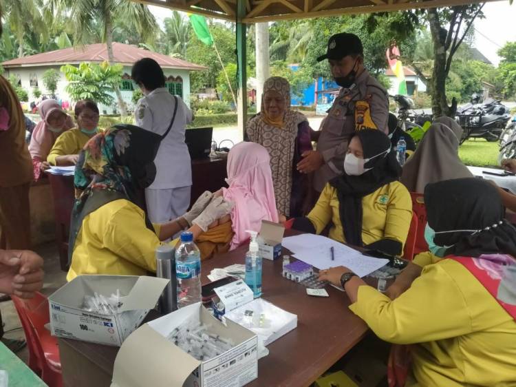Gelar Pelaksanaan Vaksinasi di Dsn VI Desa Pulau Rakyat, Polsek Pulau Raja Amankan Vaksinasi