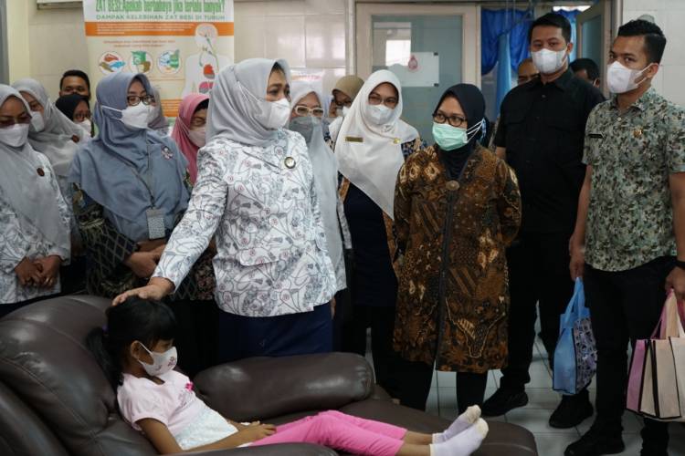 Nyonya Gubsu Kunjungi Pasien Kanker di RSUP HAM
