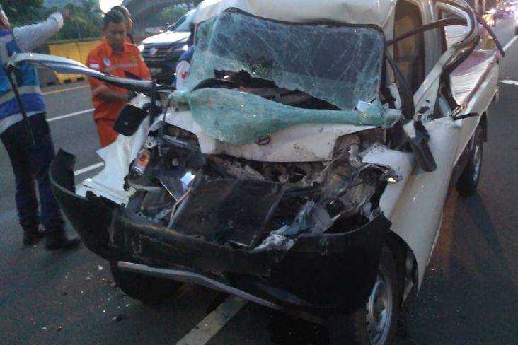 Lagi Dijalan Tol, Pikap Rusak Parah Usai Berlaga Dengan Truk