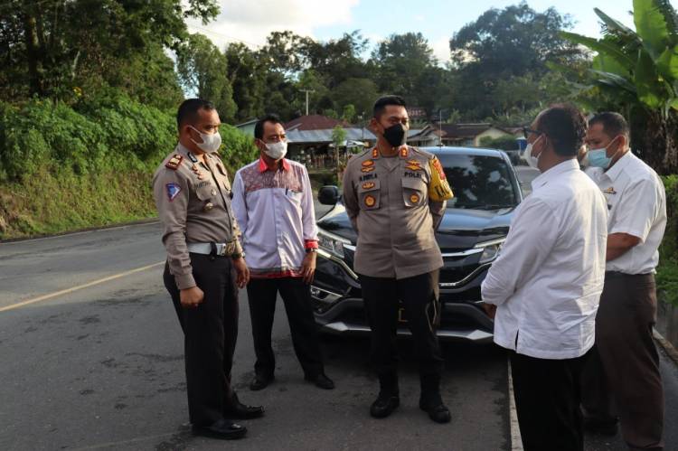 Demi Memberi Kenyamanan Bagi Pengendara di Saat Hari Natal dan Tahun Baru, Kapolres dan Wakil Bupati Melakukan Pengecekan di Jalur Alternatif