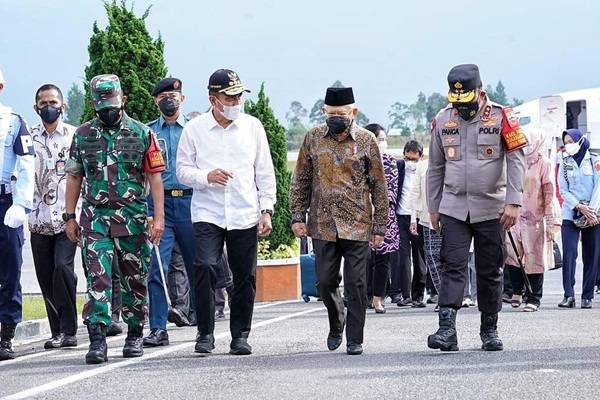 Gubsu Sambut Wapres di Bandara Silangit