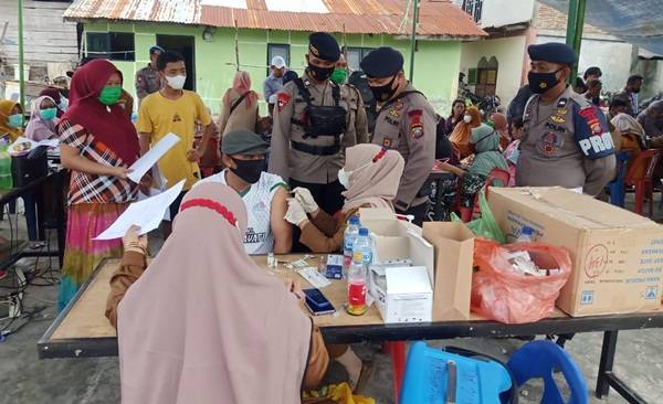 Personil Brimob Polda Sumut Sambangi Rumah Warga Ajak Vaksinasi