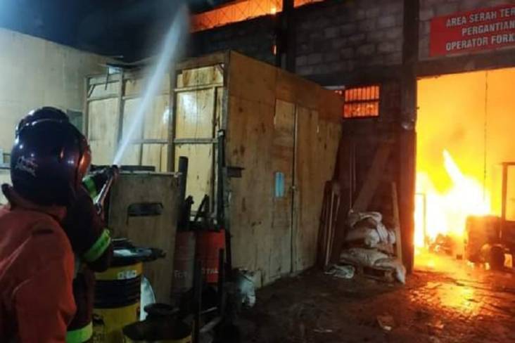 Kerugian Ditaksir Capai Rp300 Juta, Sebuah Bengkel Forklift Dilahap Sijago Merah