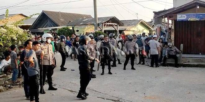 Polisi Membubarkan Aksi Tawuran di Lempari Batu dan Petasan