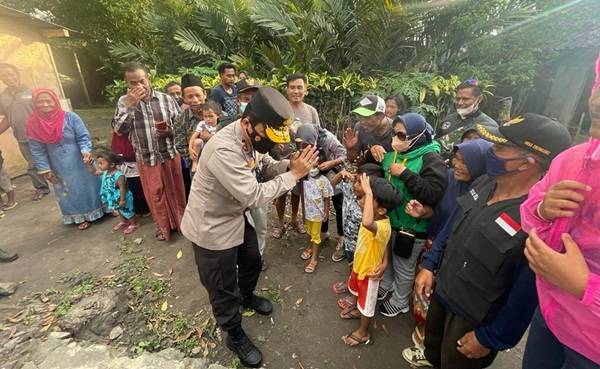Saat Kapolda Jatim Bercengkrama dengan Anak-anak Sekitar Lereng Semeru