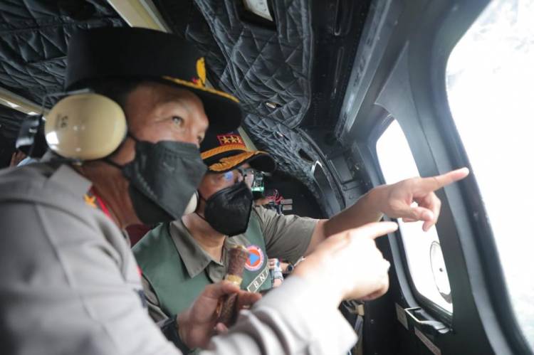 Panglima TNI Bersama Kepala BNPB Pusat dan Forkopimda Jatim Lakukan Pantauan Udara Bencana