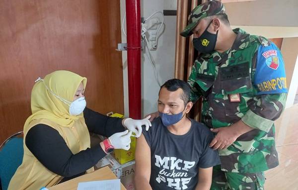 Tim Vaksinator Lanud SIM Terus Gencar Serbuan Vaksin Bagi Masyarakat Aceh