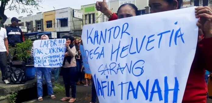 Puluhan Warga Demo di Kantor Camat Labuhan Deli