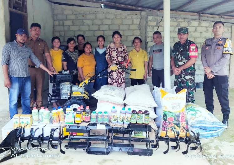 Kades Bawonahono Salurkan Bantuan Alat Pertanian
