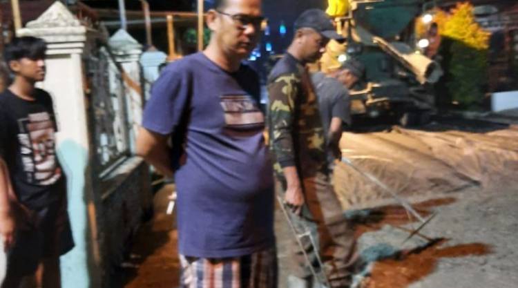 Antonius Tumanggor Begadang Pantau Proyek Cor Beton