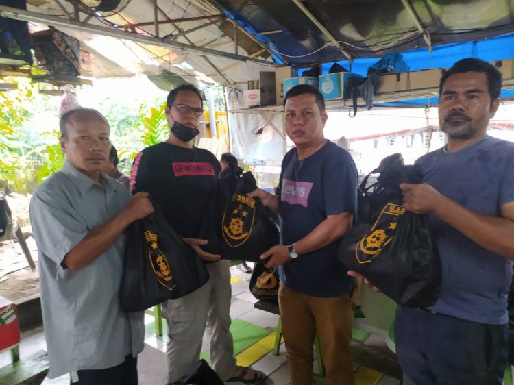 Pererat Hubungan Tali Silaturahmi, Kabareskrim Polri Bagikan 100 Paket Sembako Kepada Jurnalis dan Warga Lansia